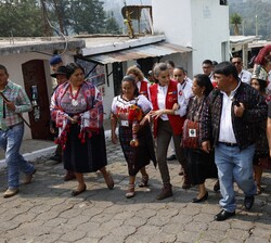 Doña Letizia durante su recorrido por San José Chacayá
